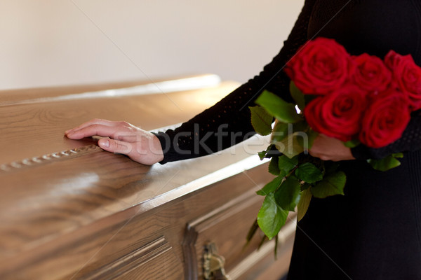 Nő vörös rózsák koporsó temetés emberek gyász Stock fotó © dolgachov