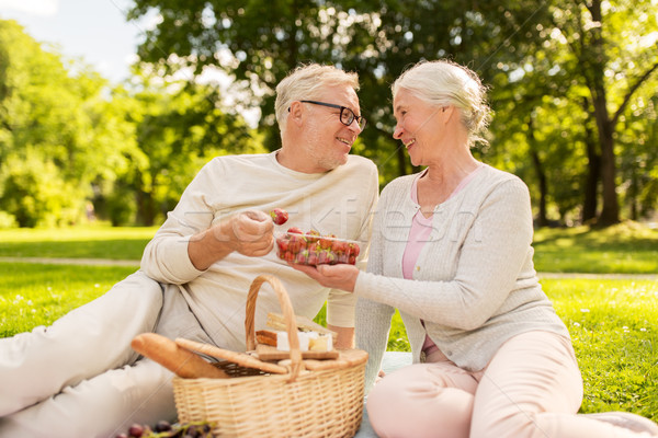 Pareja de ancianos fresas picnic parque vejez ocio Foto stock © dolgachov