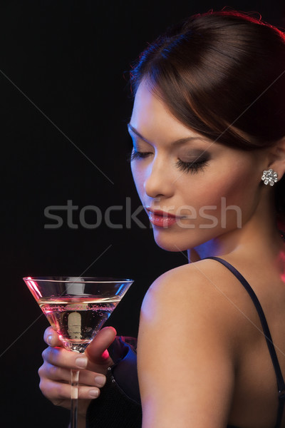 Femeie cocktail femeie frumoasa rochie de seara petrecere faţă Imagine de stoc © dolgachov