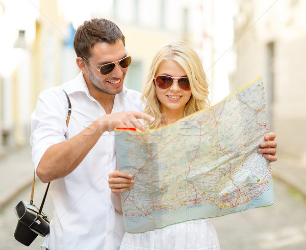 Foto stock: Sorridente · casal · óculos · de · sol · mapa · cidade · verão