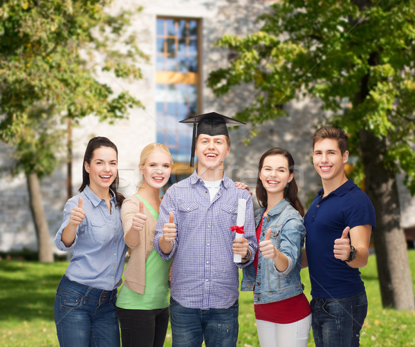 Csoport diákok diploma mutat remek oktatás Stock fotó © dolgachov
