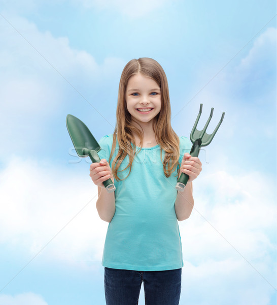 Lächelnd kleines Mädchen Rake schöpfen Garten Menschen Stock foto © dolgachov