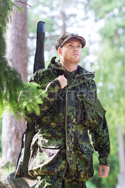 Tineri soldat vanator armă pădure vânătoare Imagine de stoc © dolgachov