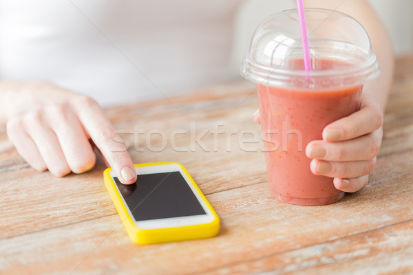 [[stock_photo]]: Femme · smartphone · smoothie · régime · alimentaire