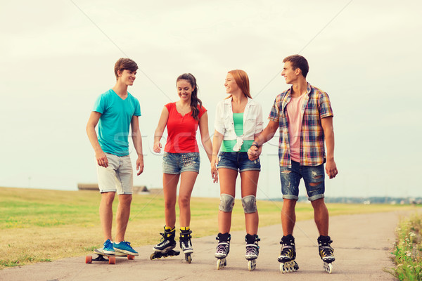 Grupo sonriendo adolescentes vacaciones vacaciones amor Foto stock © dolgachov
