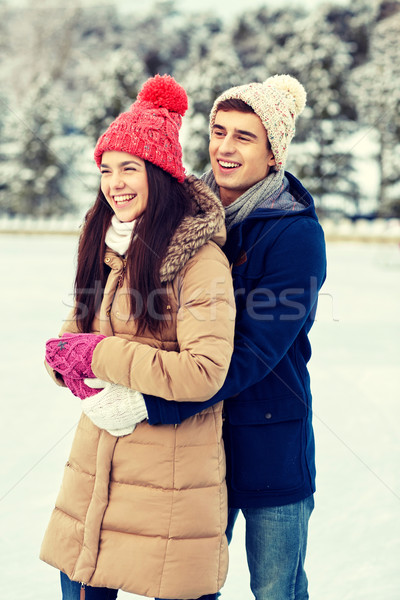 Fericit cuplu patinaj în aer liber oameni Imagine de stoc © dolgachov