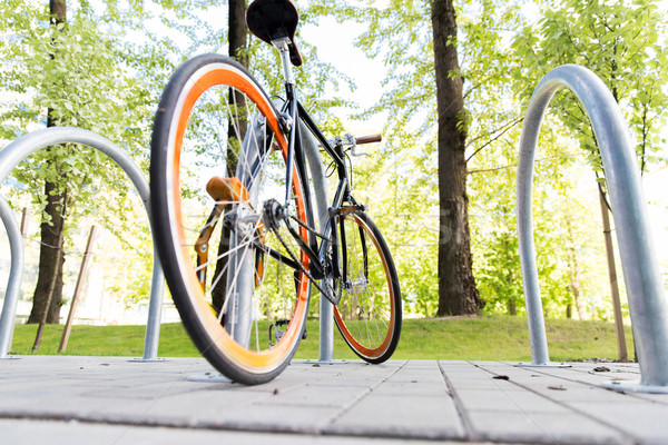Foto stock: Bicicleta · trancado · rua · estacionamento · transporte