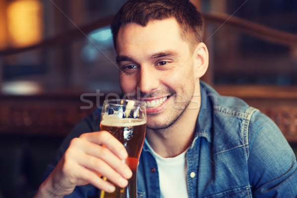 Stock foto: Glücklich · Mann · trinken · Bier · bar · Veröffentlichung