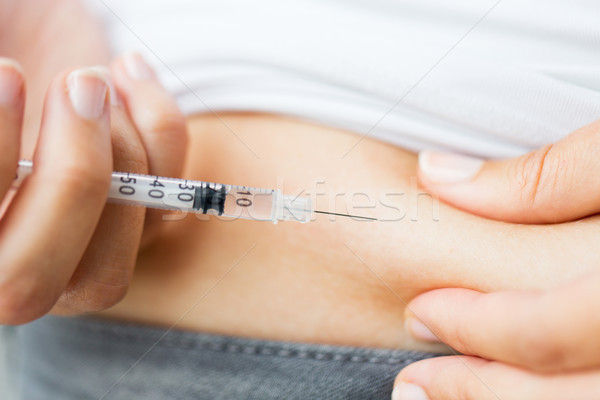 Mujer jeringa insulina inyección medicina Foto stock © dolgachov