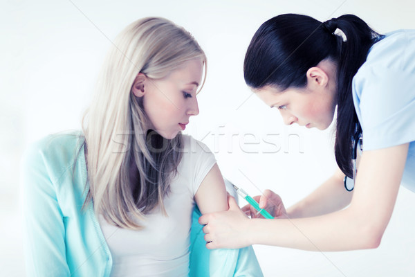 Doktor aşı hasta sağlık tıbbi kız Stok fotoğraf © dolgachov