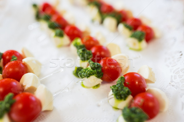 關閉 無鹽乾酪 櫻桃番茄 食品 餐飲 烹飪 商業照片 © dolgachov