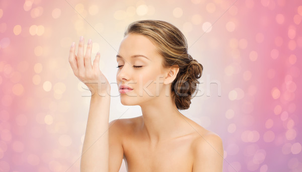 Kobieta perfum nadgarstek strony piękna Zdjęcia stock © dolgachov