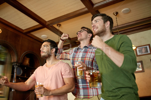 Stockfoto: Vrienden · bier · kijken · sport · bar · pub