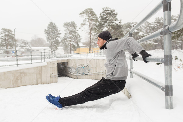 Sportok férfi tricepsz kerítés tél fitnessz Stock fotó © dolgachov