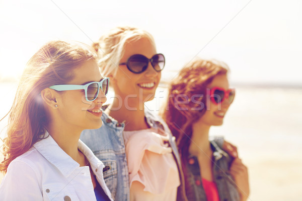 Grupo sonriendo mujeres gafas de sol playa vacaciones de verano Foto stock © dolgachov