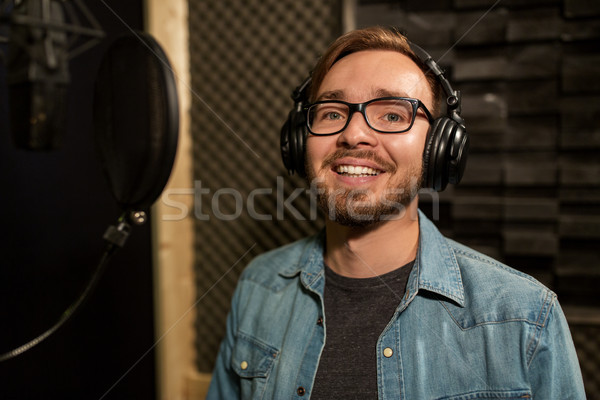 Férfi fejhallgató énekel zenei stúdió zene előadás Stock fotó © dolgachov