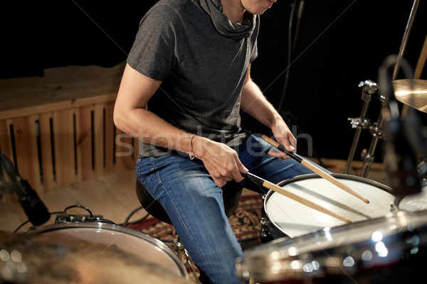 Masculino músico jogar bateria concerto música Foto stock © dolgachov