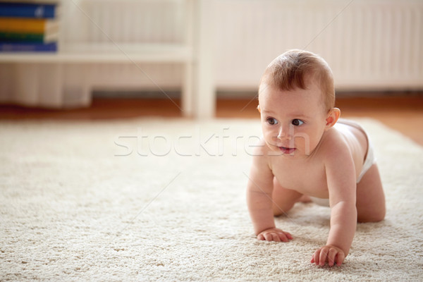 Weinig baby luier kruipen vloer home Stockfoto © dolgachov