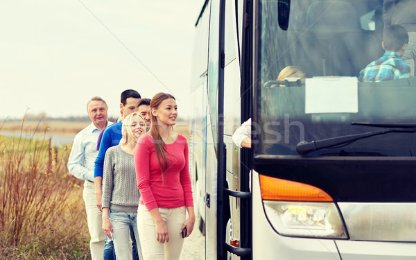 Groep gelukkig passagiers boarding reizen bus Stockfoto © dolgachov