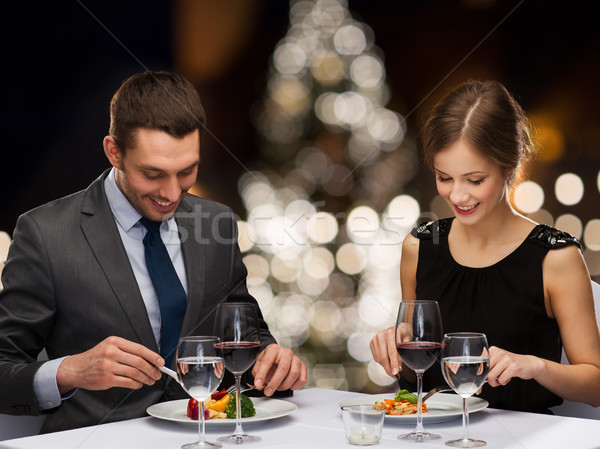 Uśmiechnięty para jedzenie christmas restauracji ludzi Zdjęcia stock © dolgachov