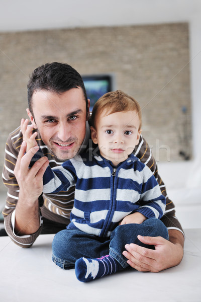 Glücklich jungen Familie Spaß home entspannenden Stock foto © dotshock