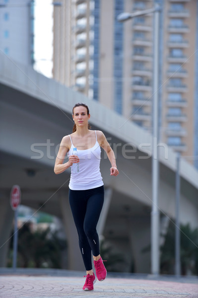 Kobieta jogging rano uruchomiony miasta parku Zdjęcia stock © dotshock
