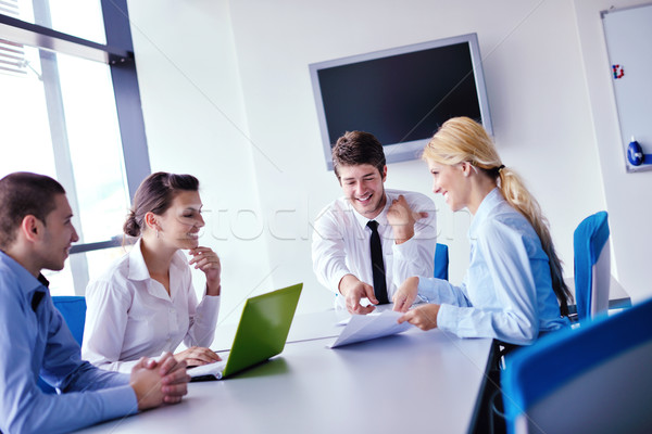 Geschäftsleute Sitzung Büro Gruppe glücklich jungen Stock foto © dotshock