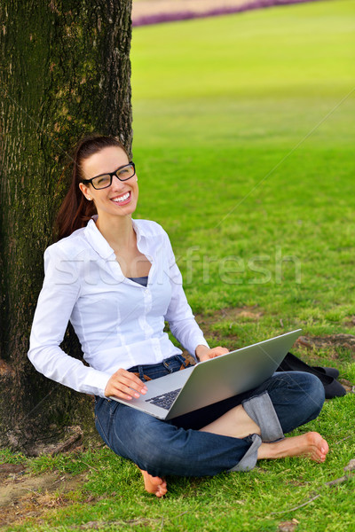 Zdjęcia stock: Kobieta · laptop · parku · szczęśliwy · młodych · student