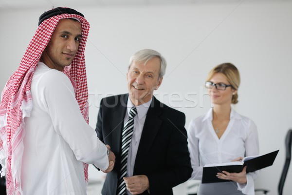 Foto stock: árabe · homem · de · negócios · reunião · reunião · de · negócios · bonito · jovem