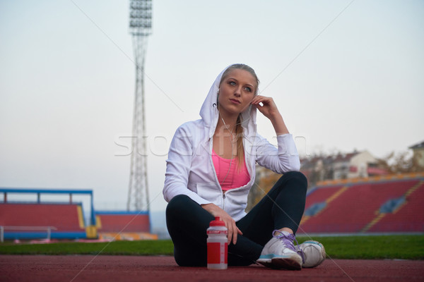 Femeie pista de curse tineri alergător Imagine de stoc © dotshock
