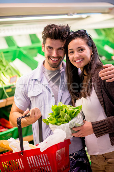 Paar Warenkorb Supermarkt Mädchen Essen Stock foto © dotshock