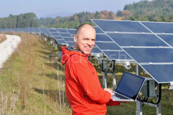 Ingegnere utilizzando il computer portatile pannelli solari impianto campo uomo d'affari Foto d'archivio © dotshock