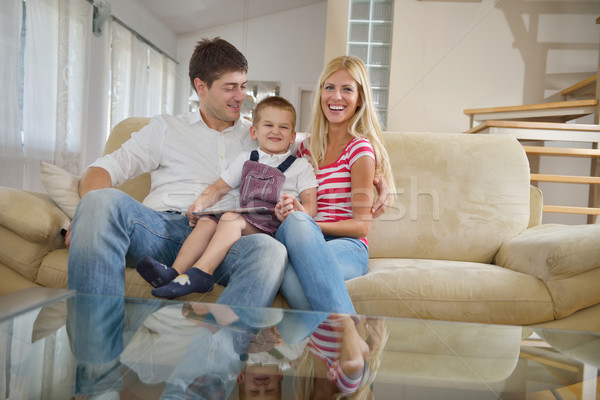 Dom rodzinny szczęśliwy młodych rodziny nowoczesne Zdjęcia stock © dotshock