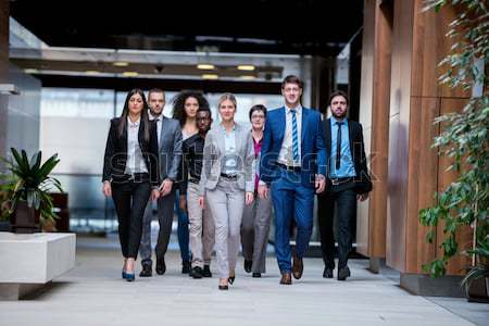 Negócio grupo jovem pessoas de negócios caminhada Foto stock © dotshock