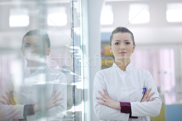 Foto stock: Farmacéutico · químico · mujer · pie · farmacia · farmacia