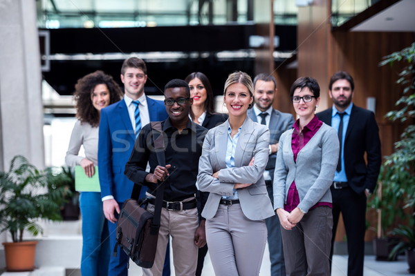 Negócio grupo jovem pessoas de negócios caminhada Foto stock © dotshock