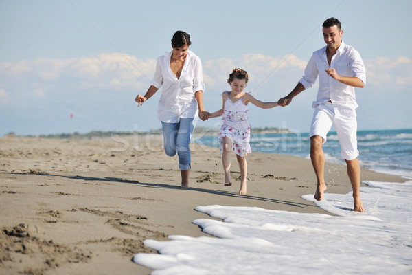 Gelukkig jonge familie leuk strand witte Stockfoto © dotshock