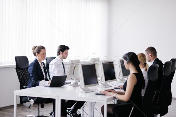Foto d'archivio: Uomini · d'affari · gruppo · lavoro · cliente · helpdesk · ufficio