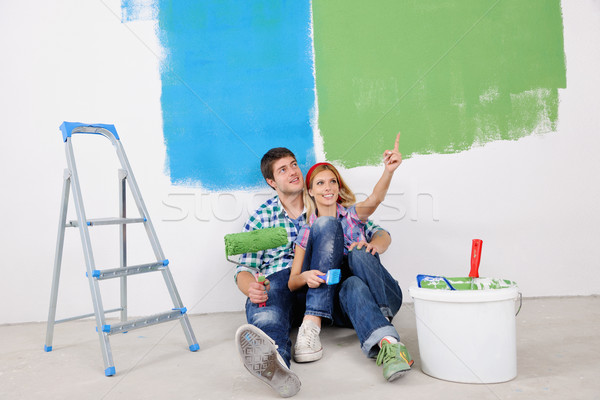 Gelukkig jonge ontspannen schilderij nieuw huis Stockfoto © dotshock