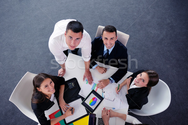 Zdjęcia stock: Ludzi · biznesu · grupy · spotkanie · biuro · szczęśliwy · młodych