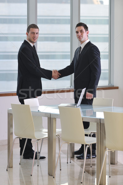 Handshake spotkanie biznesowe dwa młodych biznesmen nowoczesne Zdjęcia stock © dotshock