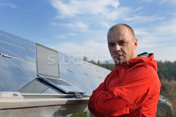 工程師 使用筆記本電腦 太陽能電池板 植物 場 商人 商業照片 © dotshock