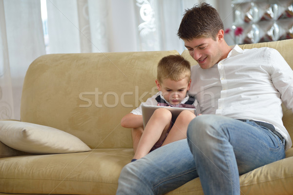 Foto stock: Casa · de · la · familia · feliz · jóvenes · familia · moderna