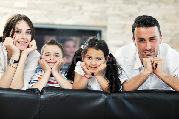 Foto d'archivio: Giovani · casa · di · famiglia · felice · famiglia · relax · divertimento