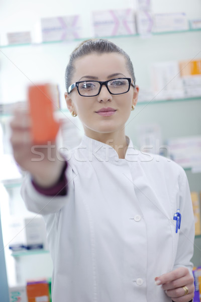 Farmacista chimico donna piedi farmacia farmacia Foto d'archivio © dotshock