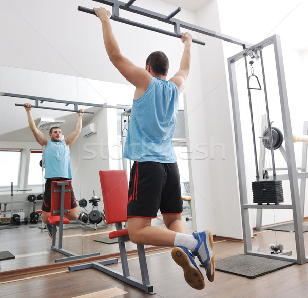 Uomo fitness allenamento giovane sport club Foto d'archivio © dotshock