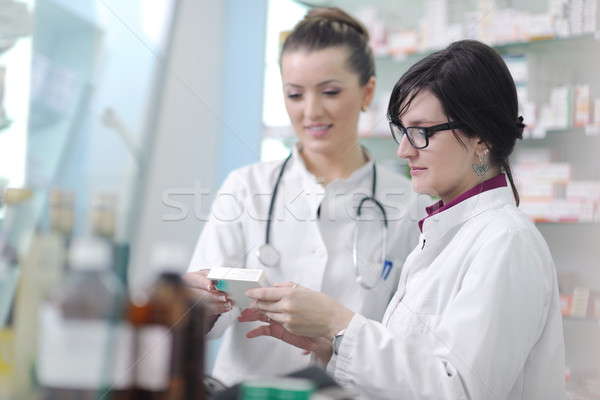 Echipă chimist femeie farmacie farmacie Imagine de stoc © dotshock