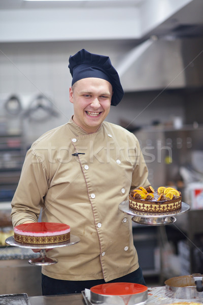 Chef woestijn cake keuken geconcentreerde Stockfoto © dotshock