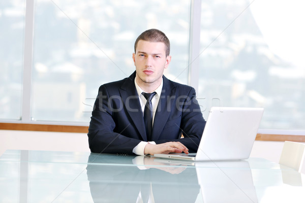 Jonge zakenman alleen conferentiezaal advocaat laptop Stockfoto © dotshock