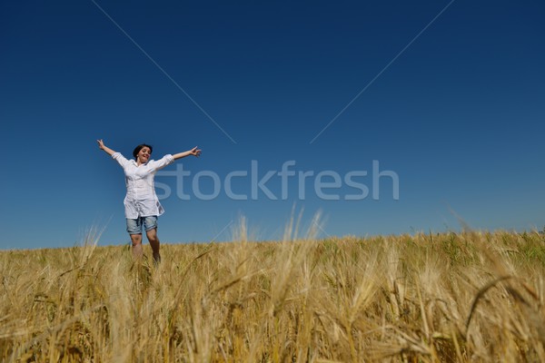 Mulher jovem campo de trigo verão em pé saltando corrida Foto stock © dotshock